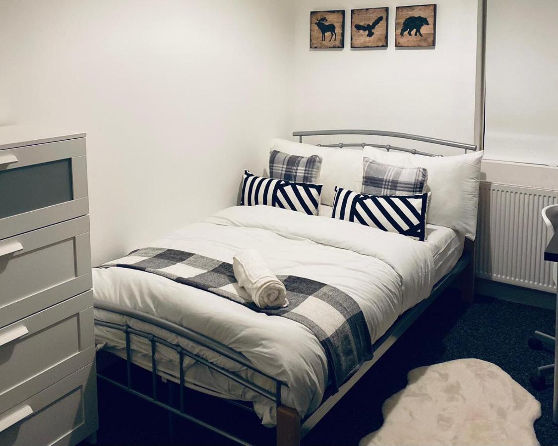 Large 4 Bedroom Home - Coventry City Centre ภายนอก รูปภาพ