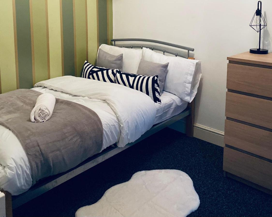 Large 4 Bedroom Home - Coventry City Centre ภายนอก รูปภาพ